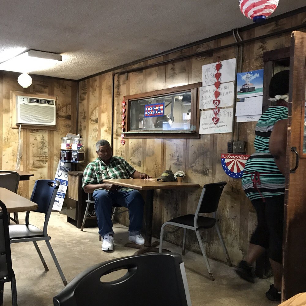 Craig Bros Cafe - Rufus holding down the fort.... - Barbeque Near Me - De Valls Bluff, Arkansas Craig Bros Cafe - Rufus holding down the fort.... - Barbeque Near Me - De Valls Bluff, Arkansas