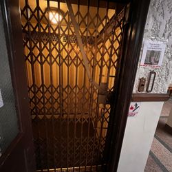 Monte Villa Historic Inn - I love the old-fashioned elevator!