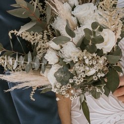 Robynn's Nest Flowers & Gifts