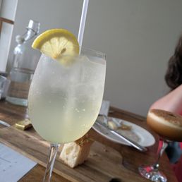 Limoncello spritz