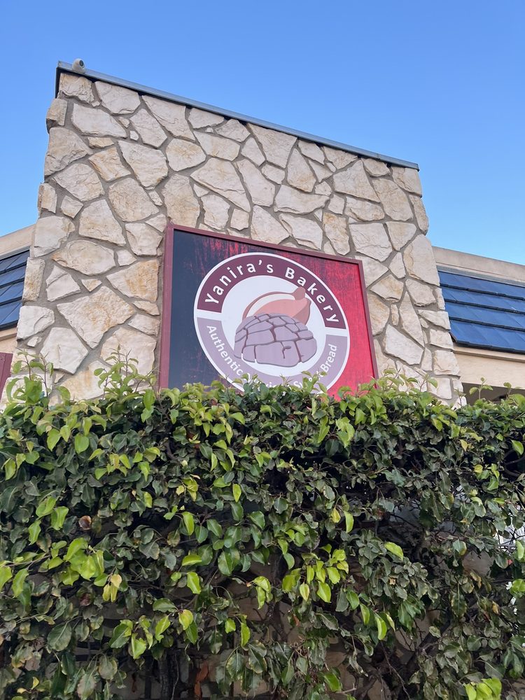 Yaniras Bakery Logo