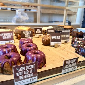 Modern Bread and Bagel - Baked goods in the case on a weekday afternoon / Jan 2026 - Breakfast & Brunch Near Me - Santa Monica, California Modern Bread and Bagel - Baked goods in the case on a weekday afternoon / Jan 2026 - Breakfast & Brunch Near Me - Santa Monica, California