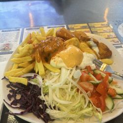 Ali Baba - Döner Kebaphaus - Ein Teller mit Pommes...