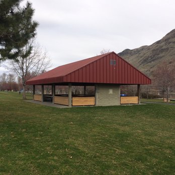 Chelan Falls Park - Covered picnic area - Parks Near Me - Chelan Falls, Washington