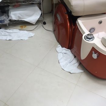 Nails Safa - Wax and dirty towels everywhere - Nail Salons Near Me - Fort Lauderdale, Florida