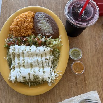 Zelene Restaurant - Green enchiladas plate with rice, beans, pico de gallo, lettuce, sour cream. Also Hibiscus drink- delicious - Mexican Near Me - San Lorenzo, California Zelene Restaurant - Green enchiladas plate with rice, beans, pico de gallo, lettuce, sour cream. Also Hibiscus drink- delicious - Mexican Near Me - San Lorenzo, California