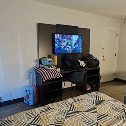 MOTEL 6 - TV and desk