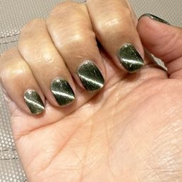 Gel manicure with cat eye Gel manicure with cat eye
