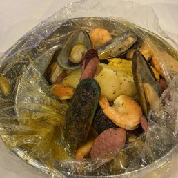 Lemon pepper boil with sausage, shrimp and green mussels.