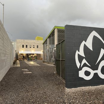 Beer Lab HI - Entrance. Lots of parking next to entrance! - Brewpubs Near Me - Honolulu, Hawaii