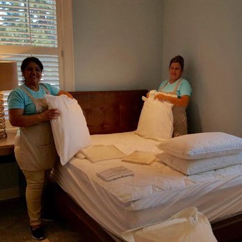 Merry Maids of Long Beach - Maura and Anna making up the beds with new linen. - Home Cleaning Near Me - Signal Hill, California