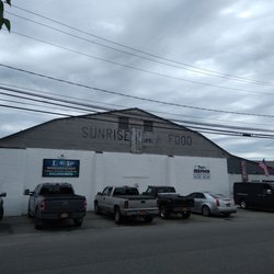 Deans Seafood - Dean's is the right half, bait and tackle shop on the left..