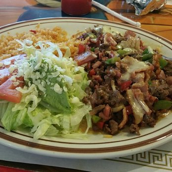 Los Mariachis Mexican Restaurant - El alambre. Tasty fajita-esque dish with steak and bacon, and drizzled melted cheese. - Mexican Near Me - Columbus, Ohio
