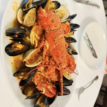 Underhills Crossing Restaurant - Whole lobster over bucatini spaghetti with mussels and clams - New American Near Me - Bronxville, New York