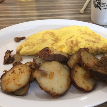 @ The Diner - Cheese omelette with breakfast potatoes and rye toast - Breakfast & Brunch Near Me - Orlando, Florida