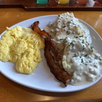 Ruby Slipper Destin - Sausage, gravy, and biscuits with scrambled eggs and bacon - Breakfast & Brunch Near Me - Destin, Florida Ruby Slipper Destin - Sausage, gravy, and biscuits with scrambled eggs and bacon - Breakfast & Brunch Near Me - Destin, Florida