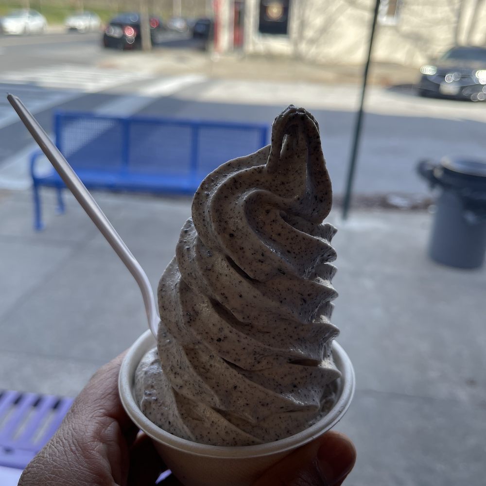 Bmore Licks - Large Cookies n cream soft serve in a cup - Ice Cream & Frozen Yogurt Near Me - Baltimore, Maryland