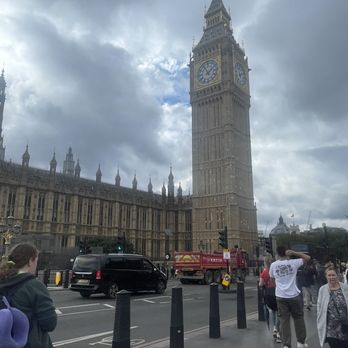 Big Ben - Big Ben on a cloudy day in London - Landmarks & Historical Buildings Near Me Big Ben - Big Ben on a cloudy day in London - Landmarks & Historical Buildings Near Me