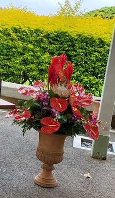 フラワーページ Oceanside Garden with Blue Vase | Blooms Today