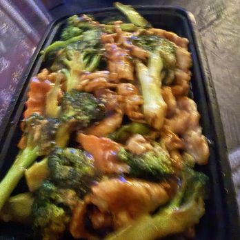 Luen Hop - Chicken and broccoli - Chinese Near Me - Cromwell, Connecticut