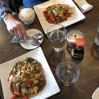 Royal Thai Restaurant - Veggies and chicken - Thai Near Me - Chicago, Illinois Royal Thai Restaurant - Veggies and chicken - Thai Near Me - Chicago, Illinois