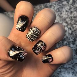V N Nails
