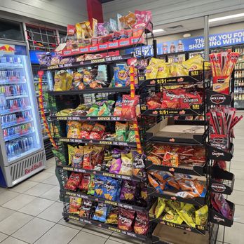 Shell - Very clean and special interior make way for a great number of merchandise. - Convenience Stores Near Me - Roanoke, Virginia