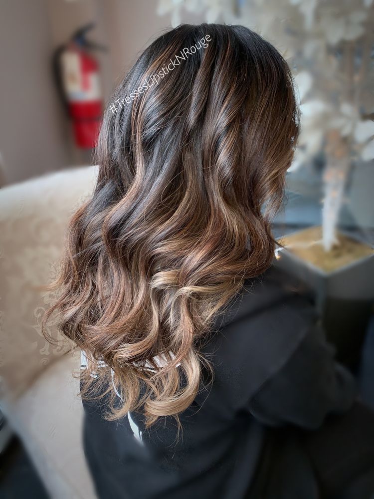 Tresses Lipstick & Rouge By Elena Logo