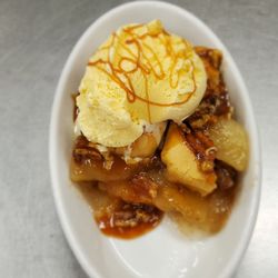 BBD2 Diner - Apple cinnamon dessert with ice cream