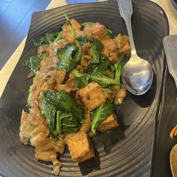 Elephant Thai Kitchen - Pad See Ew - Thai Near Me - Long Beach, California Elephant Thai Kitchen - Pad See Ew - Thai Near Me - Long Beach, California