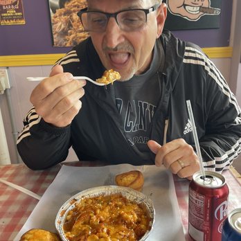 The Memphis King Bbq - My husband eating. Baked Mac and Cheese with Pulled Pork - Barbeque Near Me - Schenectady, New York