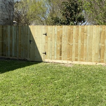 Jorge Torres Fence - Recently done fence 6 1/2 tall fence with treated pickets and 1x6 rot board and 3' walk gate - Fences & Gates Near Me Jorge Torres Fence - Recently done fence 6 1/2 tall fence with treated pickets and 1x6 rot board and 3' walk gate - Fences & Gates Near Me