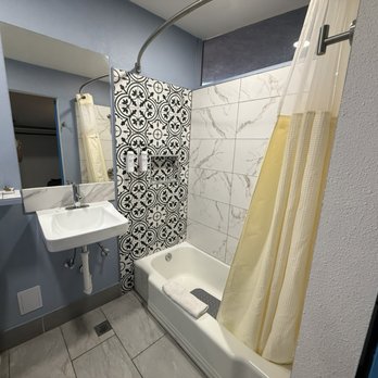 Guest Harbor Inn - Updated bathroom - Hotels Near Me - Los Angeles, California