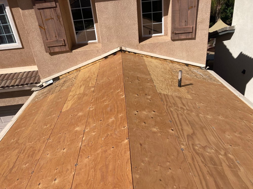 Slide of Wences Roofing Team