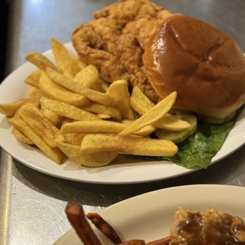 Reef & Beef Restaurant & Lounge - Fried chicken sandwich with steak fries - American Near Me - Arcadia, Florida Reef & Beef Restaurant & Lounge - Fried chicken sandwich with steak fries - American Near Me - Arcadia, Florida
