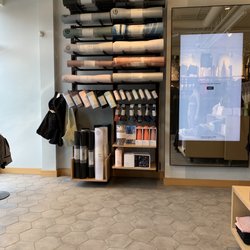 lululemon - Oakville - Yoga mats/ towels
