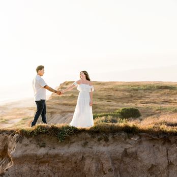 Vallentyne Photography - Couples photo engagement on the cliffs overlooking the ocean - Event Photography Near Me Vallentyne Photography - Couples photo engagement on the cliffs overlooking the ocean - Event Photography Near Me