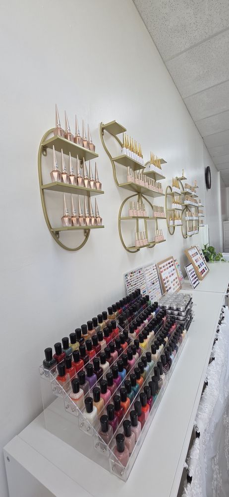 U Yi Lash & Nail Logo
