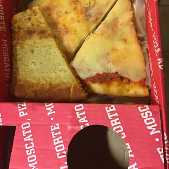 Kentucky - Promoción de 2 porciones de pizza + 1 porción de faina + 2 vaso de gaseosa = $70. Te la dan en una cajita. (Sin aceitunas y sin orégano :( ) - Pizza Near Me - Buenos Aires, C