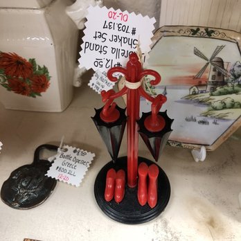 Etc St. George Antiques - Salt and pepper shaker set - Antiques Near Me - Santa Clara, Utah Etc St. George Antiques - Salt and pepper shaker set - Antiques Near Me - Santa Clara, Utah