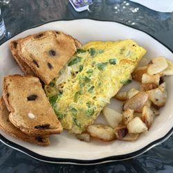 Mini Mac Diner - Western Omelette (special) came with home fries and choice of toast, $9