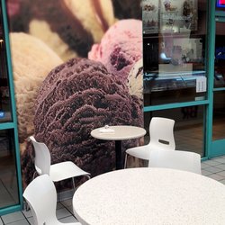 Baskin-Robbins - Wall & interior inside Baskin Robbins Sahara