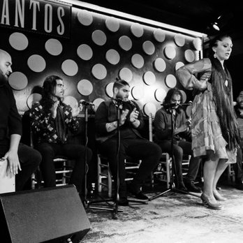 Tarantos - Monica Fernández, durante la actuación del grupo de Pol Vaquero, en Abril del 2016. - Tablao Flamenco Near Me - Barcelona, B Tarantos - Monica Fernández, durante la actuación del grupo de Pol Vaquero, en Abril del 2016. - Tablao Flamenco Near Me - Barcelona, B