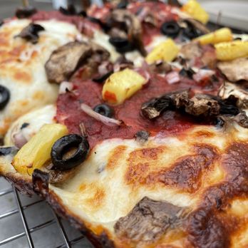 COMO's Restaurant - Gluten-Free Pizza (Small) - Pizza Near Me - Ferndale, Michigan