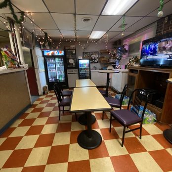 Jillianos Pizza - Just the look of the restaurant - Pizza Near Me - Essex, Maryland