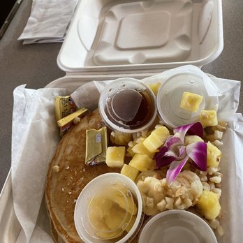 Castaway Cafe - Mac nut coconut banana pancakes with haiupia syrup - American Near Me - Lahaina, Hawaii