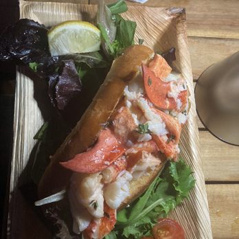 Haskell's Seafood Market and Cafe - Lobster roll (hot) - Cafes Near Me - Westhampton Beach, New York