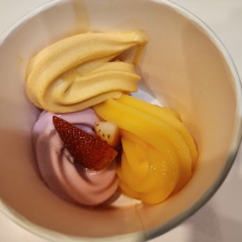 Sweet Cafe - a bowl of fruit and yogurt - Ice Cream & Frozen Yogurt Near Me - Wheeling, Illinois