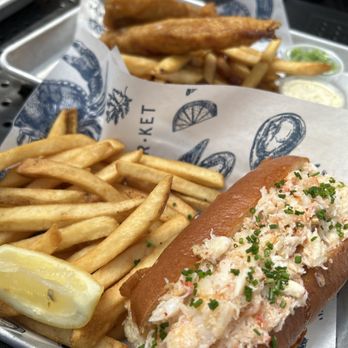 MARKET Seafood Eatery - Dungeon was crab roll - Seafood Near Me - Edmonds, Washington