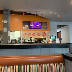 Round Table Pizza - Dining room